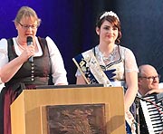Verabschiedung der Vorgängerin Lena I. durch Clauda Westner er, 1. Vorsitzende der Spargel-Erzeugergemeinschaft Südbayern (©Foto: Martin Schmitz)